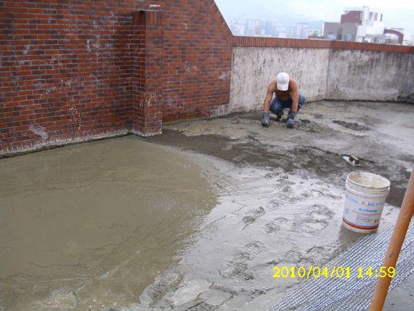 新北水泥攪伴填補地面加舖鐵絲網可強化屋頂防水結構