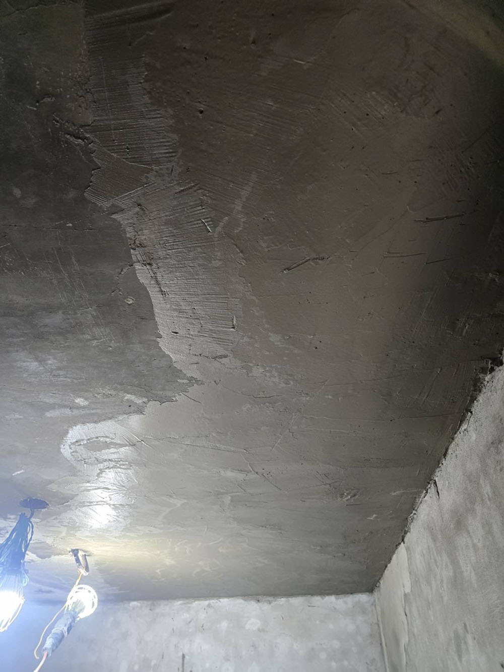 新北電梯機房天花板水泥塊掉落處理